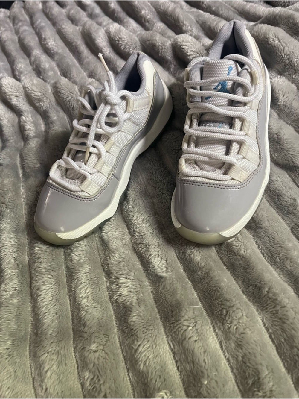 Jordan Kids Low-Top Sneakers in White and Light Gray with Blue Accent